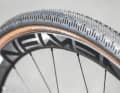 Rollt gut, bietet aber nur mäßig Grip abseits befestigerter Straßen: Schwalbes 45 Millimeter breiter G-One RS Pro.
