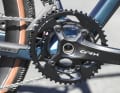 Der Trend geht zwar zu Einfach-Übersetzungen, doch Cube geht auf Nummer sicher: die Di2 mit Zweifach-Kettenblatt deckt eine größere Bandbreite ab - von steilen Kletter-Touren bis zu Highspeed-Abfahrten.