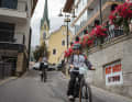 The new range is therefore less of a traditional e-mountain bike designed for long and gruelling off-road rides. Rather, it is intended to help children in situations where a normal bike reaches its limits: on steep journeys to school, on longer family outings, or on climbs that previously quickly took the fun out of cycling.