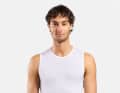 Das Odlo Performance X-Light Base Layer Tank aus hochelastischem Material unterstützt die aktive Temperaturregulierung, transportiert Feuchtigkeit schnell nach außen und sorgt selbst an heißen Tagen für ein angenehm kühles und trockenes Tragegefühl.