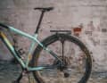 Heck oder Front. Hardtail oder Fully. MTB, Road oder Gravel. Es gibt kaum ein Bike, an dem man den Elkhorn Gepäckträger von Old Man Mountain nicht befestigen könnte. Wir haben das Multitalent für Bikepacker getestet.