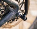 We fitted the Elkhorn using the optional thru-axle. It’s available in almost every variant and thread pitch. At 89.90 euros, however, it’s quite expensive.