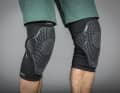 Beim O`Neal Flow Knee Guard sitzt der Protektor außen auf dem Sleeve