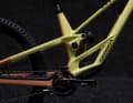 The downhill bike comes with 450 mm chainstays as standard. There is an option to shorten it to 442 millimetres.