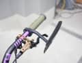 Die integrierte Ausführung der neuen Handguards lässt sich  via Adapter an der inneren Klemmschelle der meisten Lock-On-Griffe fixieren.