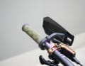 Die Guardian Handguards bestehen aus zwei Hauptkomponenten: Der Arm besteht aus steifem, glasfaserverstärktem Nylon, während das Schutzschild aus flexiblem HIPP (High Impact Polypropylen) hergestellt wird.