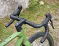The handlebars and seatpost are made of carbon and, in combination with low-set seat stays, should provide the necessary suspension comfort.