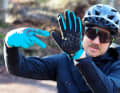 Good: The display of the smartphone can be operated with the index finger of the 100% Brisker Glove.