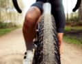 So slick in der Mitte, aggressive Stollen außen. Der neue Panaracer GravelKing ZX.