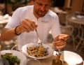 The supply strategy starts the day before the tour: pasta, for example, can replenish the body's carbohydrate stores.