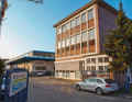 Behind the functional industrial building in Stuttgart lies what mountain bikers long for.