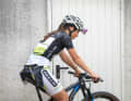 Paulina fährt sich warm für das XCO-Rennen.
