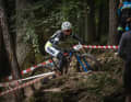 Paulina erklimmt den verwinkelten Slalomparcours.