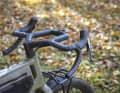Le Canyon Grizl CF8 ESC w/Eclips est livré avec un cockpit spécial full-mounty en carbone.