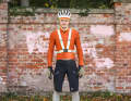 Warm but functional and breathable winter clothing is the basis of any good commuter kit in the cold season. Visibility is particularly important. A jacket can be added for bad weather.