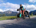 Vollbepackt durch die Berge.