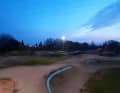 Der Pumptrack im hessischen Raunheim hat gerade erst eine Flutlichtanlage gestiftet bekommen.