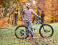 Stefan fährt das Pivot Trailcat SL in Größe L, schätzt das feinfühlige Fahrwerk, wünscht sich aber vor allem kräftigere Bremsen mit größeren Scheiben.