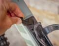 A first for Pivot: A small lever opens access to the storage space in the down tube. The lid sits precisely and firmly on the opening