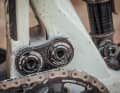 The rear suspension with DW-Link works sensitively at the beginning, I ride the flip-chip in the low position.