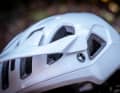 The visor is equipped with a break-away function. In the event of protection, this is intended to protect the neck from overstretching