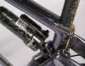 Lateral position: The shock was clamped into the rear triangle in such a way that the reservoir points to the side. This means that a water bottle also fits into the frame triangle.
