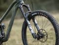 The same applies to the Fox 38 suspension fork from the Performance Elite series. It also has adjustable rebound and compression damping, which differentiates between high and low-speed damping.