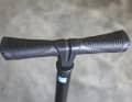 Der üppig gummierte und ergonomisch geformte Griff liegt angenehm in der Hand, beim Pumpen benötigt aber etwas viel Kraft.