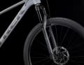 Im Einstiegsmodell arbeitet die RockShox Judy Silver mit Lockout und 15mm Maxle Steckachse. Im teureren Procaliber Alu 8 steckt die Rcoshox Recon Gold RL.
