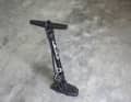 For just under 25 euros, Procraft has a compact floor pump in its range that combines easy handling with solid pumping power.