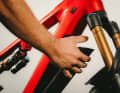 The battery can be quickly and easily folded out of the down tube.