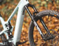 The Rockshox Lyrik Ultimate with 160 millimetres of travel equips the Propain Sresh for tough downhills without weighing too much.