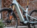 The battery in the down tube delivers 626 watt hours. A carbon cover is attached directly to the battery, which can be removed quickly and easily with an Allen key.
