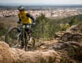 Girona hat sich für Rennradfahrer, Gravelbiker und seit einigen Trail-Ausgrabungen auch für Endurobiker zum Top-Winterziel entwickelt.