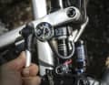 Due to the low gearing of the rear suspension, the shock needs a lot of pressure. We liked the bike best with a slightly firmer setup (max. 27 % SAG). This is also how Propain recommends it.