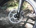 Thick, large brake discs at the front. The Sram HS2 in 220 mm look great on the Ekano.