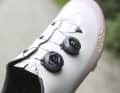 Die beiden Drehverschlüsse passen den Schuh sauber an die Füße an, sind aber nicht optimal im Handling