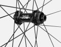 les roues sont équipées de moyeux DT Swiss 350 Spline