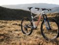 Das neue Cross Country-Fahrwerk, bestehend aus Sid-Federgabel und Sid Luxe Dämpfer, soll die Fahreigenschaften von leichten XC- und Downcountry-Bikes auf ein neues Level heben.