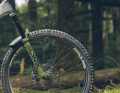 Eine insgesamt reduzierte Dämpfung soll dafür sorgen, dass die neuen Rockshox Gabeln Schläge besser abfangen können.