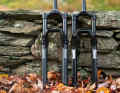 The impression is deceptive! In the photo, the two entry-level forks from Rockshox look quite similar - but the 38 mm domain (left) is significantly more robust than the Psylo with 35 mm stanchions.