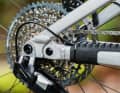 RAAW shares almost all hardware components between the Madonna models - double-sealed bearings, external cable routing and UDH compatibility (for modern direct-mount rear derailleurs) are therefore also standard on the R.
