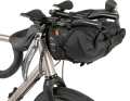 Am Lenker ist eine Race Aero Bar Bag montiert.