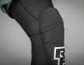 Über dem Protektor sorgt robustes Cordura für Haltbarkeit