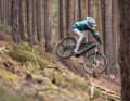 The new Deft prefers to take jumps in a sporty race style rather than in a playful freeride manner.