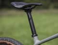 Saves weight, but gets in the way on the descents: the rigid carbon seatpost of the Radon Jealous 10.o EA.