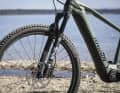 High-quality suspension forks from Fox and Rockshox are a valuable asset, especially on E-MTBs. However, cheaper models have more disadvantages than advantages. It's better to opt for a durable rigid fork.