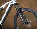 Die günstige Rockshox Silver mit Stahlfeder ist ein klarer Schwachpunkt am Render. Die Stahlfedergabel lässt sich nicht auf das Fahrergewicht anpassen und wirkt im Gelände schnell unruhig. Nur das fluffige Ansprechverhalten gefällt.