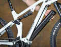 The 750 battery is folded out to the front in the classic way. This is user-friendly.
