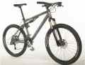 State of the art 2005: The Radon-Fully Walter Röhrl Edition. Today, the 26-inch bike with straight aluminium tubes and triple chain plate looks very antiquated.